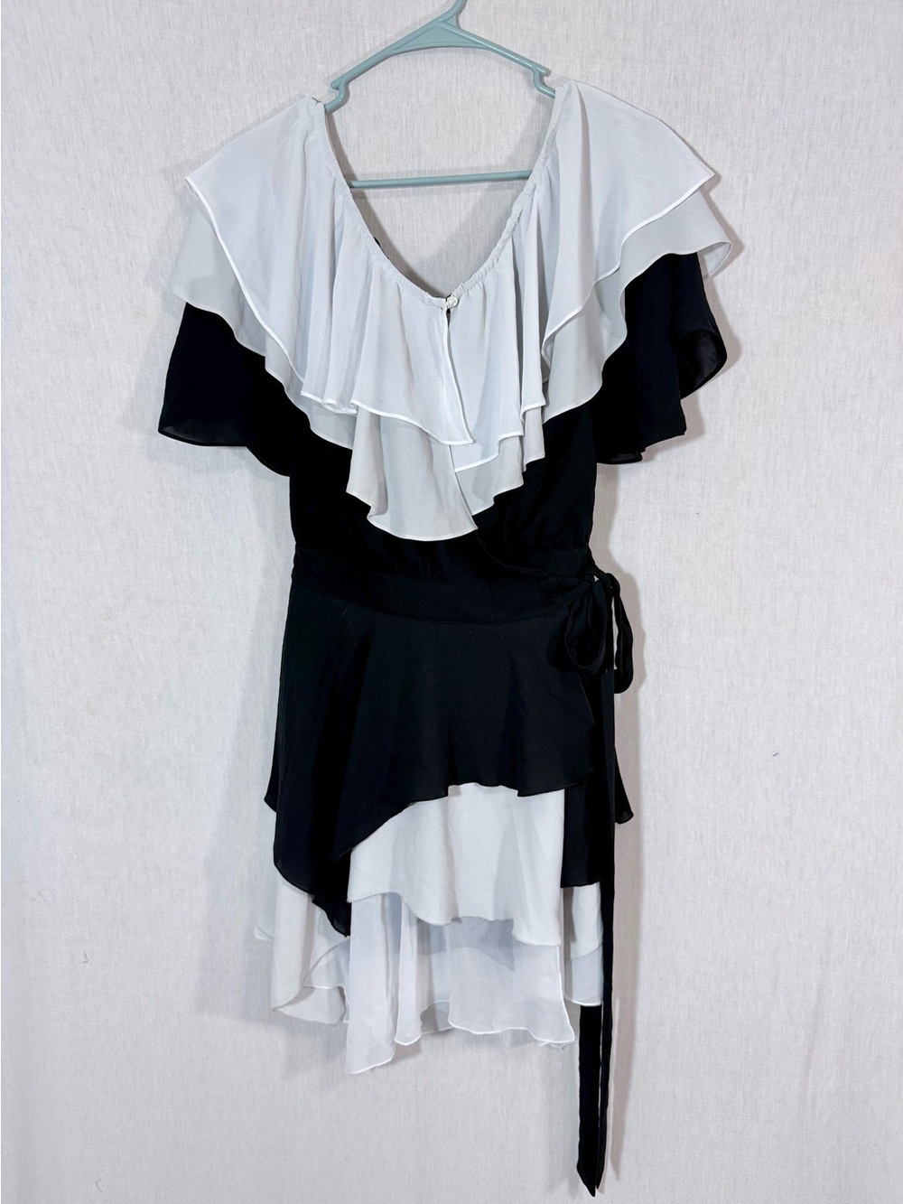 ✨RARE✨ banana republic size s/xs Black & White Ruffle off-shoulder Wrap Dress